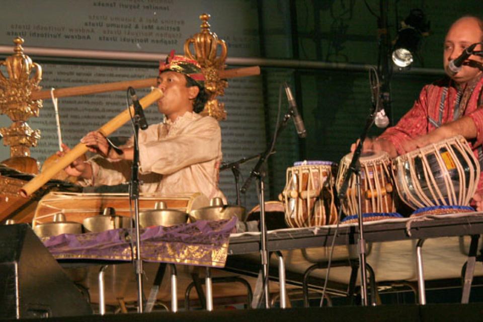 Dewa Putu Bereta and Abhijit Banerjee play global instruments including the tabla